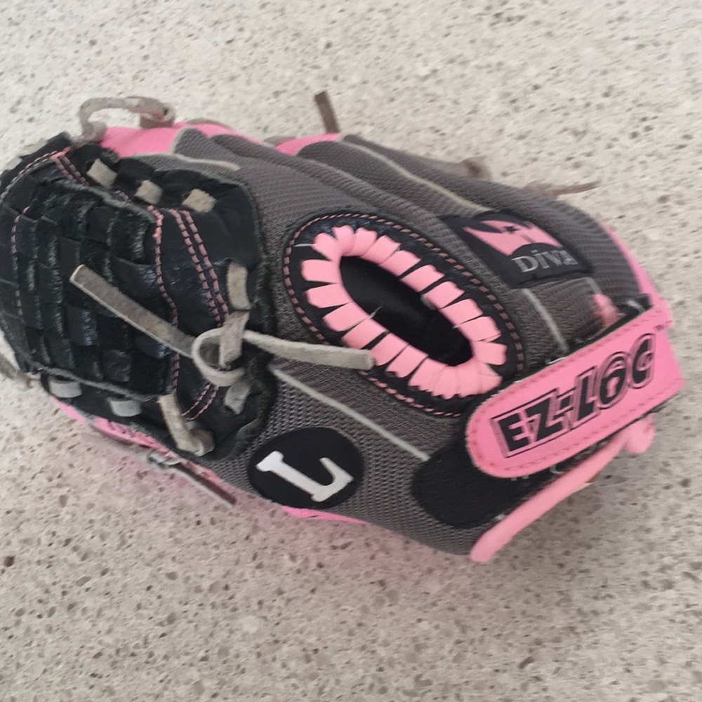 Louisville diva 10.5 left hand glove softball